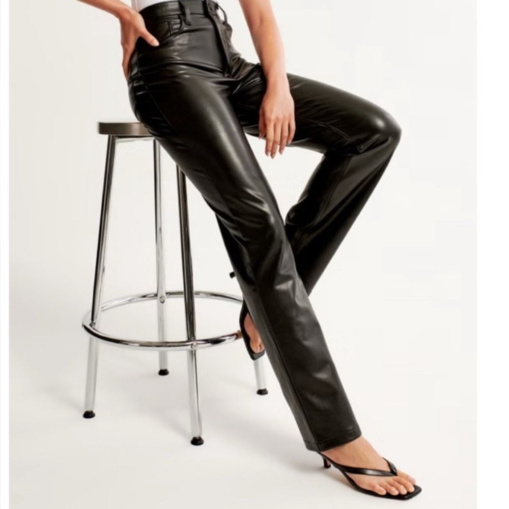 NWT Abercrombie and Fitch The 90’s straight high rise Leather Pant- Size 0 (25S)